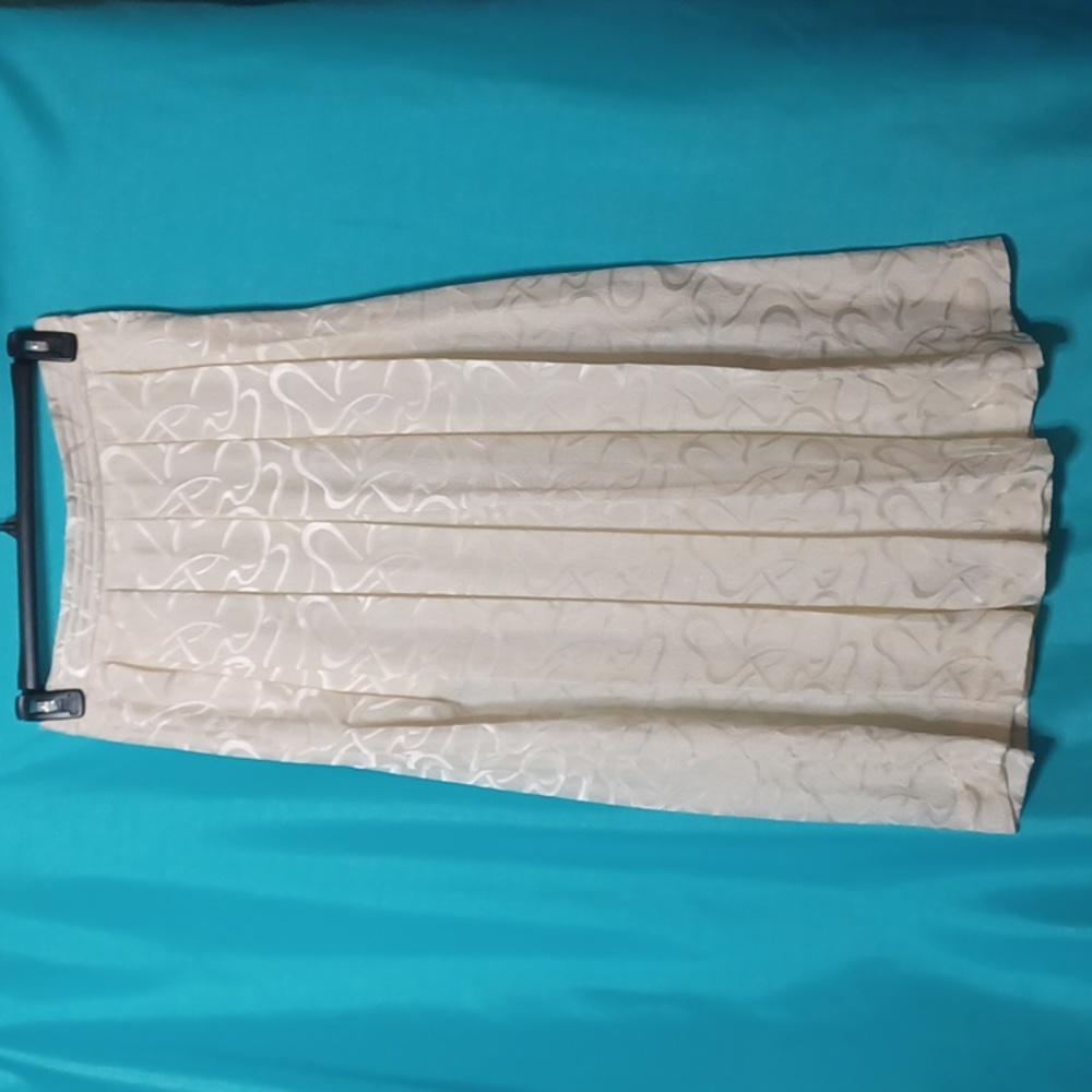 Vintage Evan- Picone Ivory Pleated Skirt With Abstract Design. Size 12